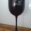 Weinkelch aus schwarzem Kunststoff mit Logo