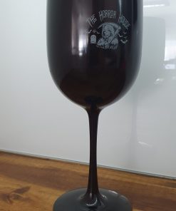 Weinkelch aus schwarzem Kunststoff mit Logo
