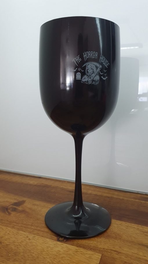 Weinkelch aus schwarzem Kunststoff mit Logo