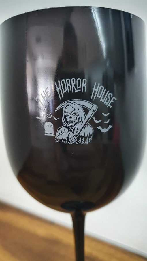 Weinkelch aus schwarzem Kunststoff mit Logo – Bild 2